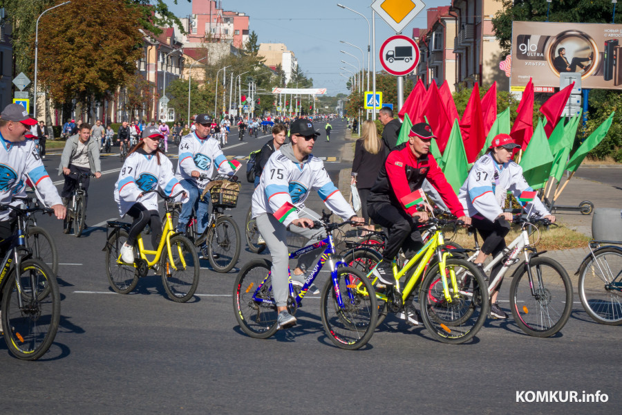С ветерком прокатились по Минской и отведали каши: в Бобруйске состоялся массовый велопробег