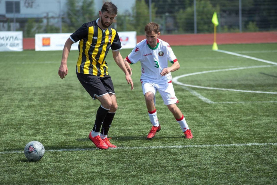 В белой форме – бобруйчанин Евгений Сысой.