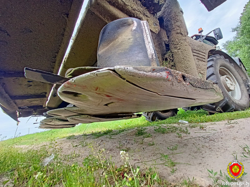 Мужчина уснул в траве и попал под косилку трактора. Фото: ГКСЭ по Брестской области.
