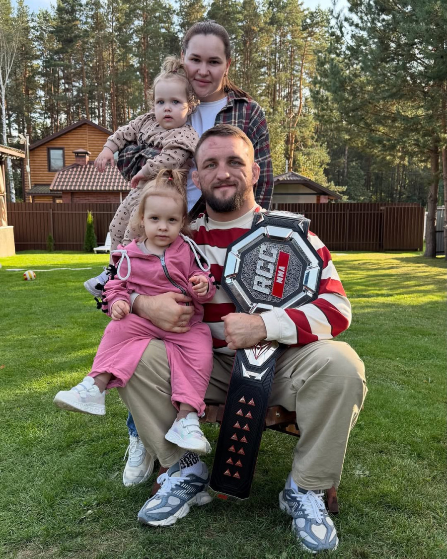 Влад Ковалев с женой и дочками. 