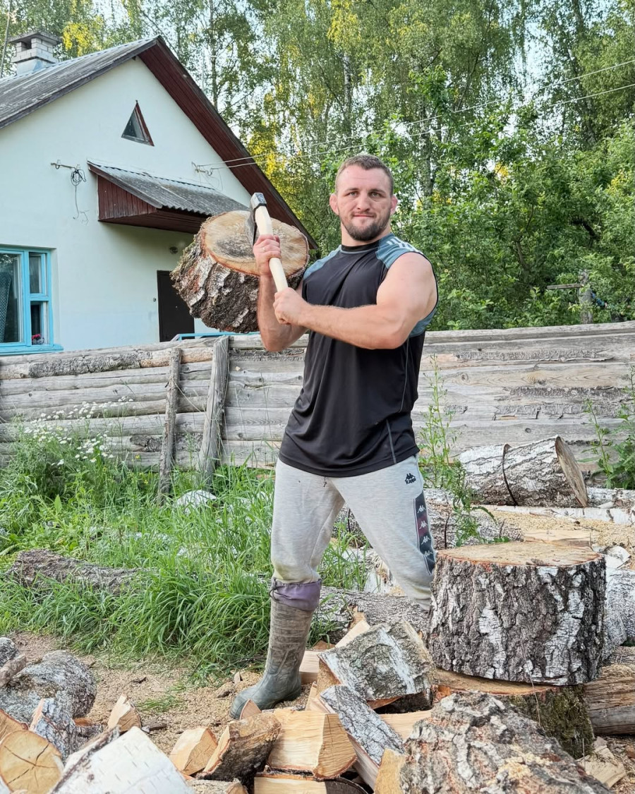 Влад Ковалев до сих пор приезжает на малую родину и помогает маме по хозяйству.