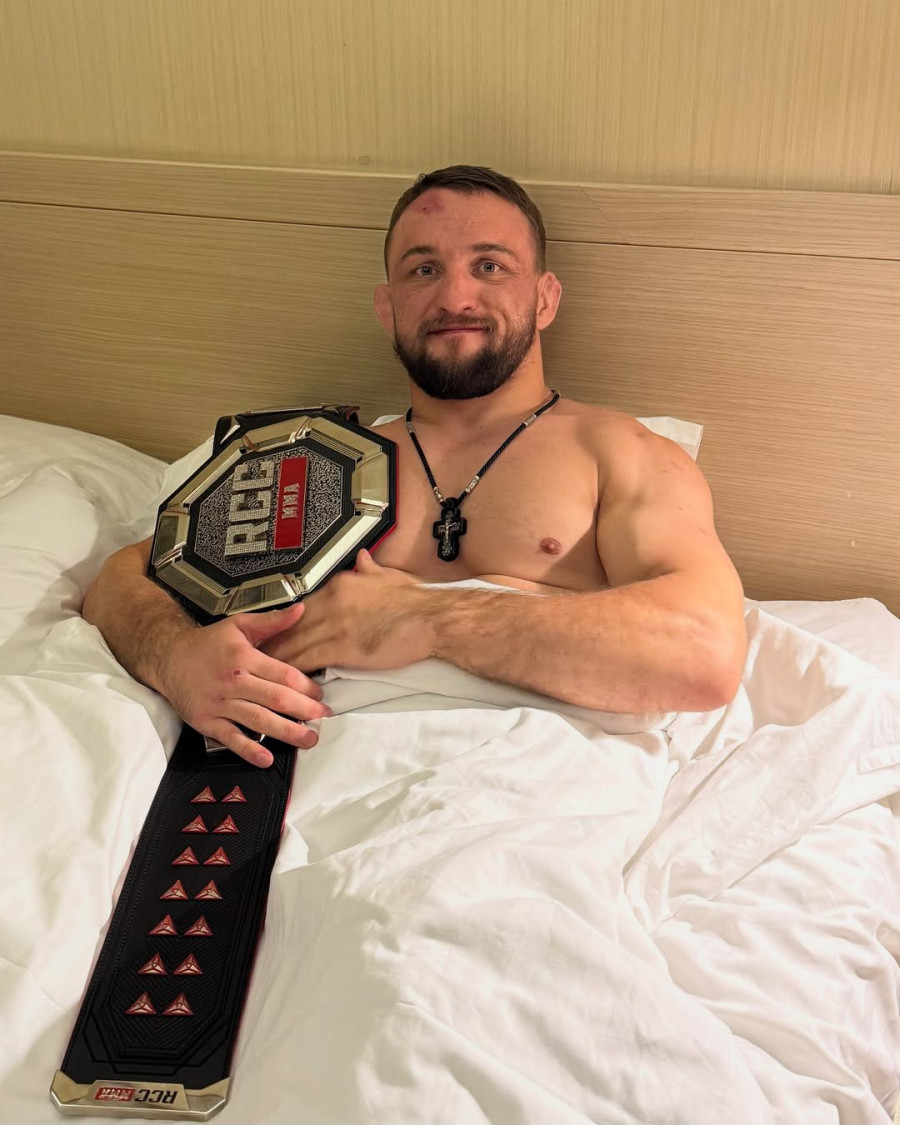  Это сейчас Влад может позволить себя нежиться в постели - да еще и с чемпионским поясом 