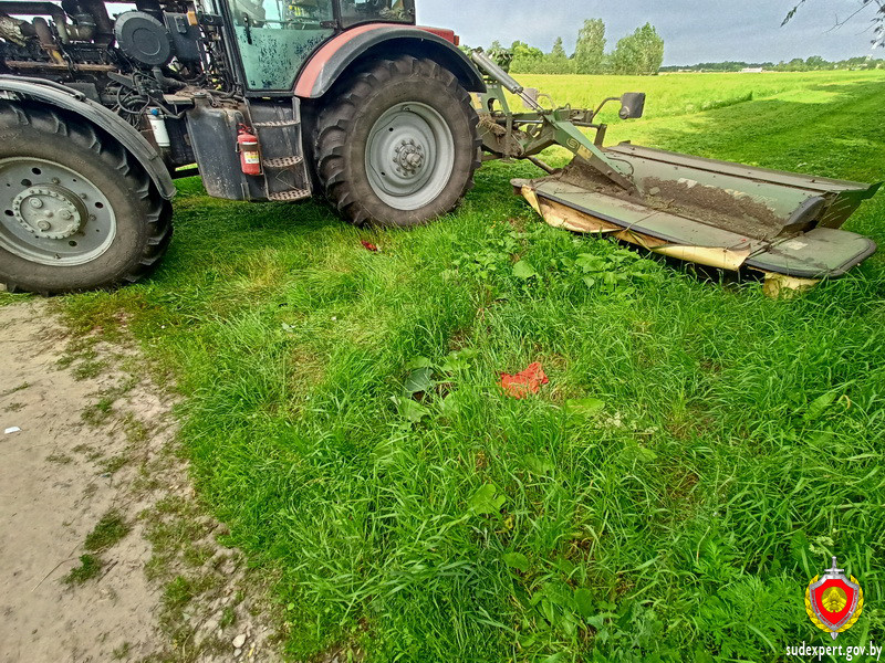 В Брестской области уснувший в траве у дороги мужчина попал под косилку трактора