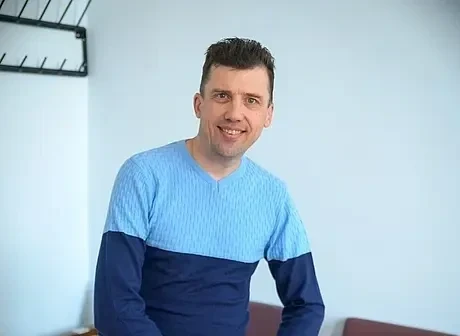 «Хочу глухим людям передать чувства, эмоции, текст». Как бобруйчанин с потерей слуха поет руками