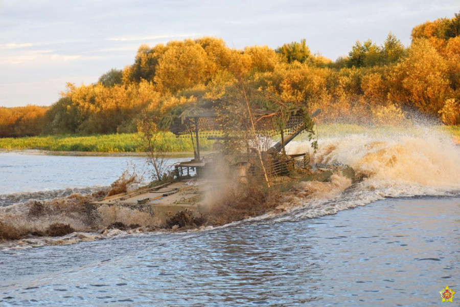 В рамках учения российские мотострелковые подразделения провели переправу через реку Березина. Фото: Минобороны Республики Беларусь.