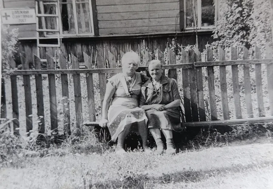 1980-е. Матрена Кузьминична Дайнеко (бабушка Сергея Перебираева) с дочкой Диной у своего дома.