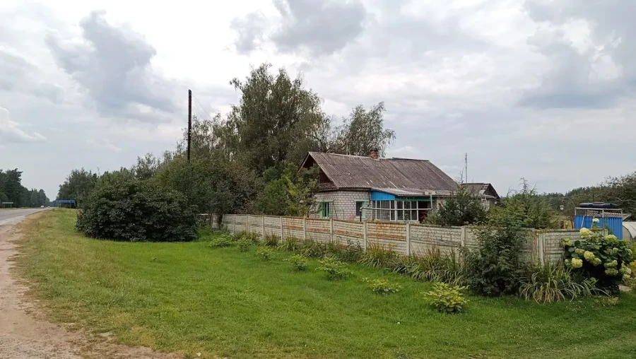 Август 2025 г. Дом стоит на трассе Бобруйск -Любань, а адрес у него д. Заречье.