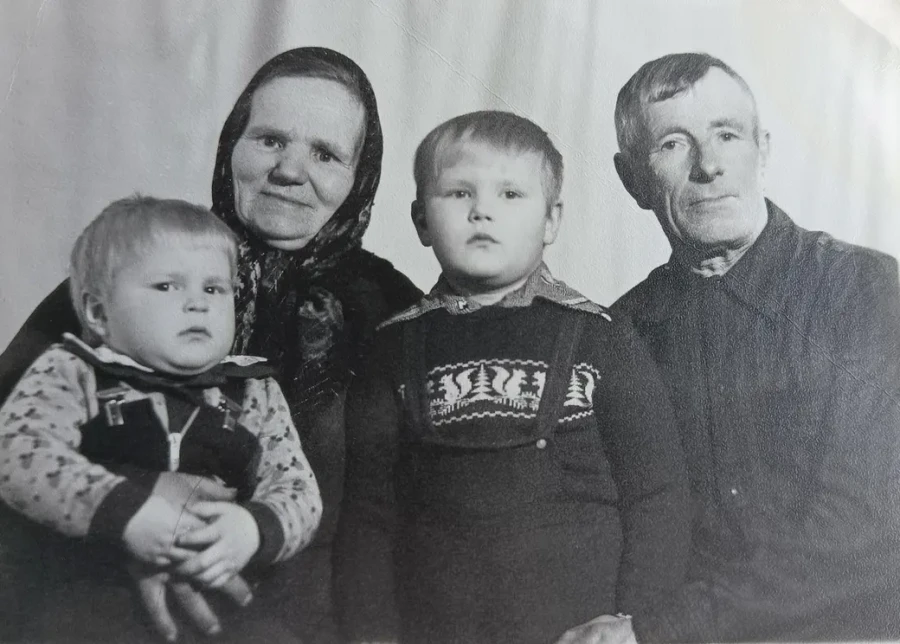 Конец 1970-х. Кирилл Семенович и Матрена Кузьминична с внуками Алексеем и Сережей (на коленях у бабушки).