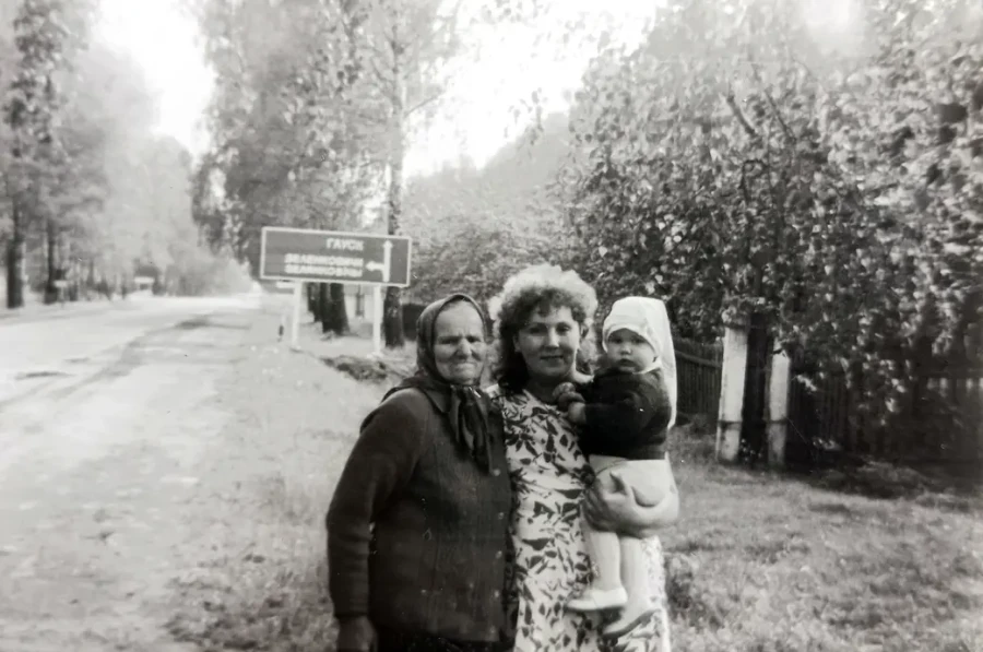 1980-е. Матрена Кузьминична с дочкой Натальей и внучкой Лией.