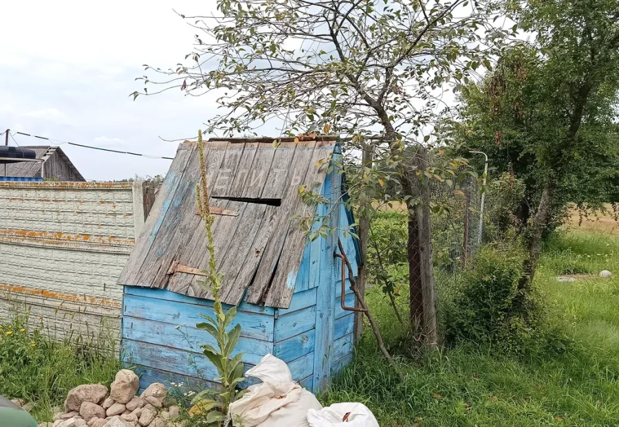 Август 2025 г. Колодец глубиной почти в 12 метров сейчас уже в аварийном состоянии. Пить из него нельзя.