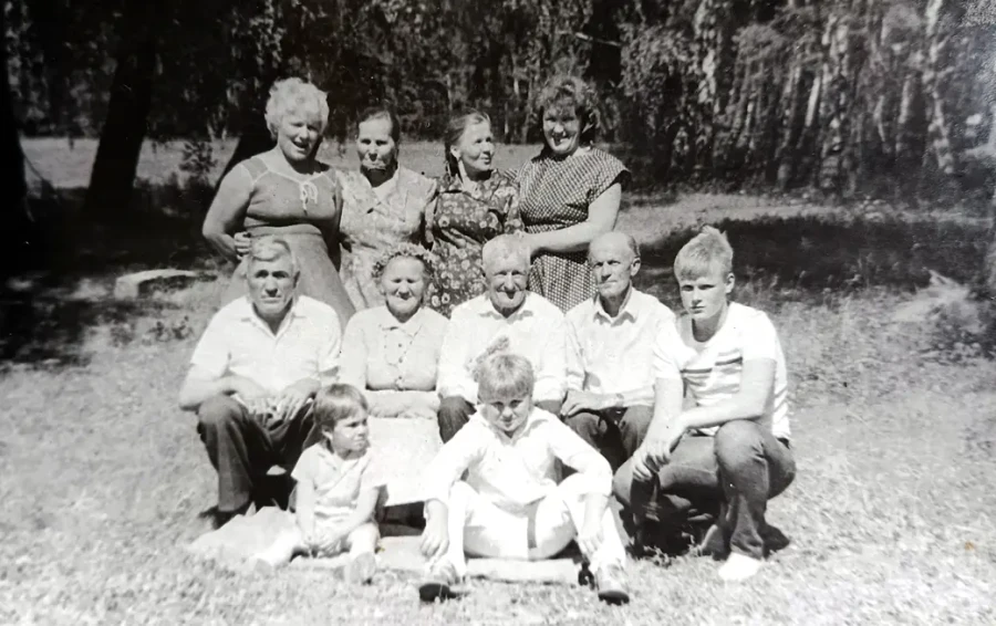 1980-е. Семья Кирилла Семеновича и Матрены Кузьминичны Дайнеко собралась на празднование их золотой свадьбы.