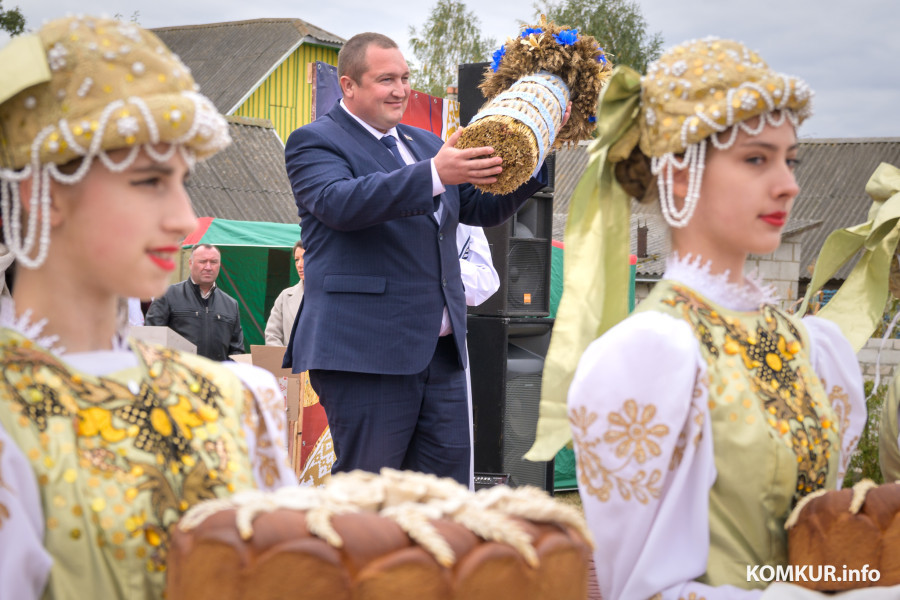 27.09.2025. Агрогородок Телуша. Районный фестиваль-ярмарка тружеников села «Дожинки-2025». Председатель Бобруйского районного исполнительного комитета Михаил Крицкий поздравляет сельчан с окончанием жатвы.