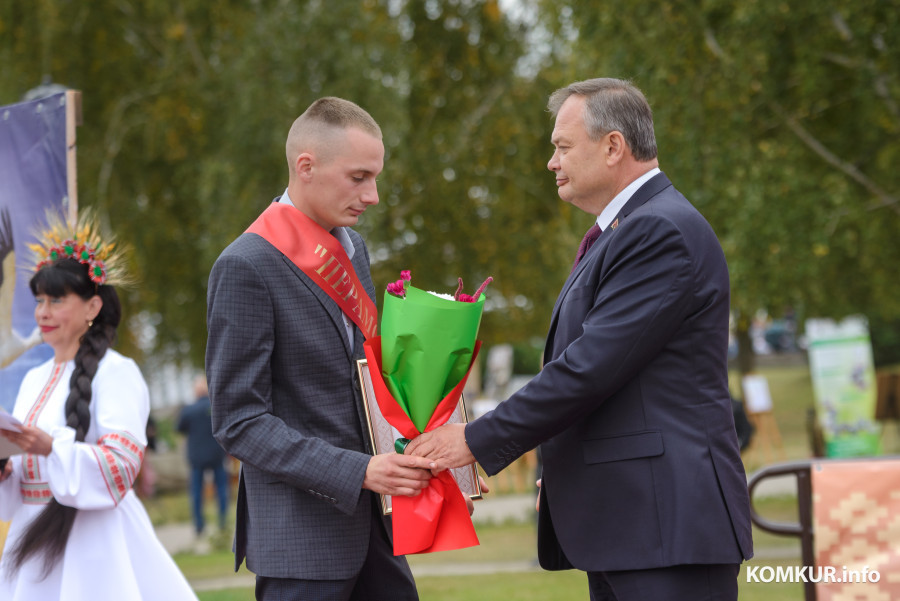 27.09.2025. Агрогородок Телуша. Районный фестиваль-ярмарка тружеников села «Дожинки-2025». Начальник главного управления по здравоохранению Могилевского облисполкома Владимир Гацко награждает передовиков жнива.