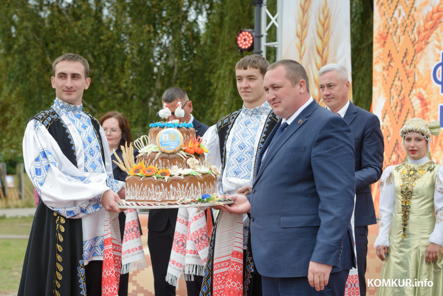 27.09.2025. Агрогородок Телуша. Районный фестиваль-ярмарка тружеников села «Дожинки-2025». Председатель Бобруйского районного исполнительного комитета Михаил Крицкий демонстрирует символический каравай из зерна нового урожая.