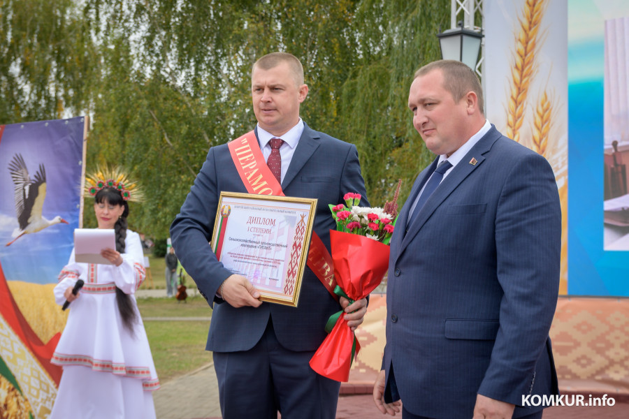 27.09.2025. Агрогородок Телуша. Районный фестиваль-ярмарка тружеников села «Дожинки-2025». 27.09.2025. Агрогородок Телуша. Районный фестиваль-ярмарка тружеников села «Дожинки-2025». Председатель Бобруйского районного исполнительного комитета Михаил Крицкий награждает победителей районного соревнования за достижение высоких результатов в уборке зерновых и зернобобовых в 2025 году.