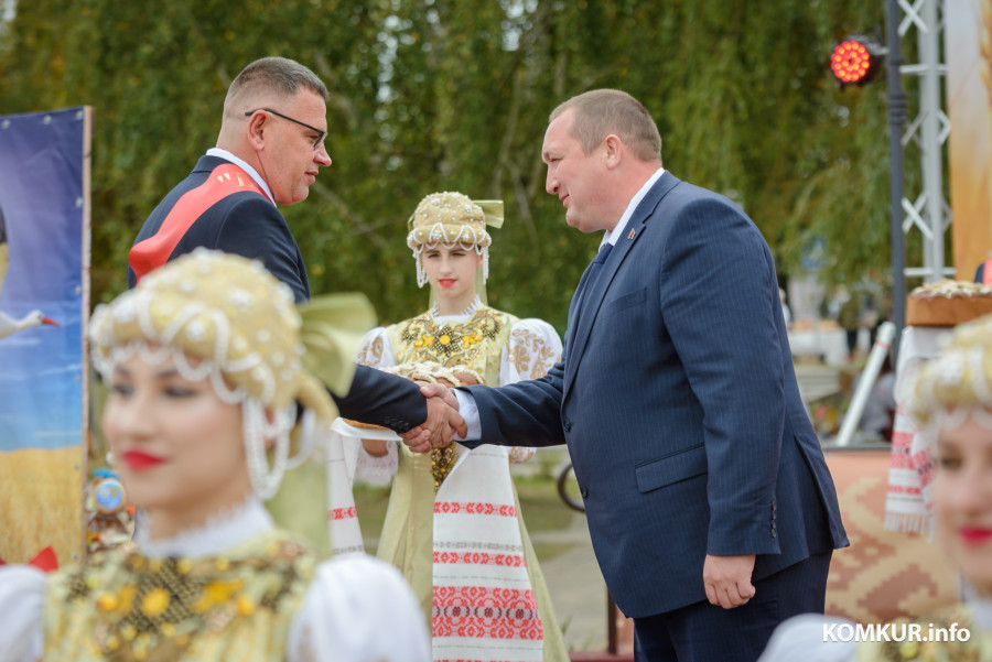 27.09.2025. Агрогородок Телуша. Районный фестиваль-ярмарка тружеников села «Дожинки-2025». Председатель Бобруйского районного исполнительного комитета Михаил Крицкий награждает победителей районного соревнования за достижение высоких результатов в уборке зерновых и зернобобовых в 2025 году.