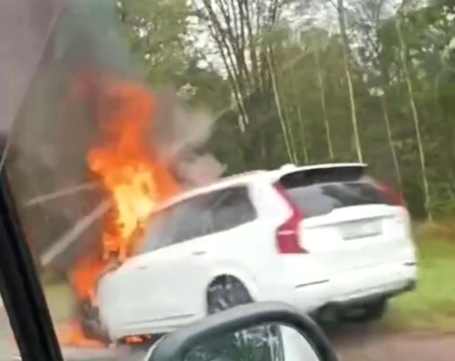 28 сентября 2025 года. Премиальный кроссовер Volvo горит в Бобруйском районе у деревни Сычково. Скрин-шот: 7 FM Бобруйск.