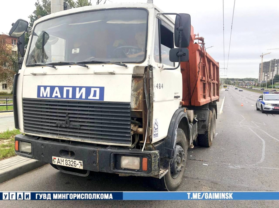 Минск, 20 сентября 2025 года.  Грузовик врезался в автобус. Фото: ГАИ.