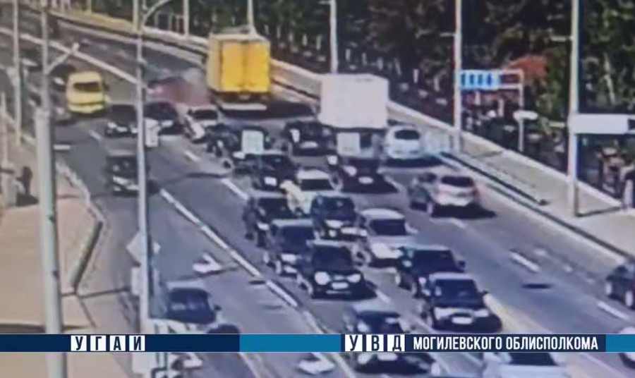 В Могилеве легковушка выехала на встречку и врезалась в грузовик