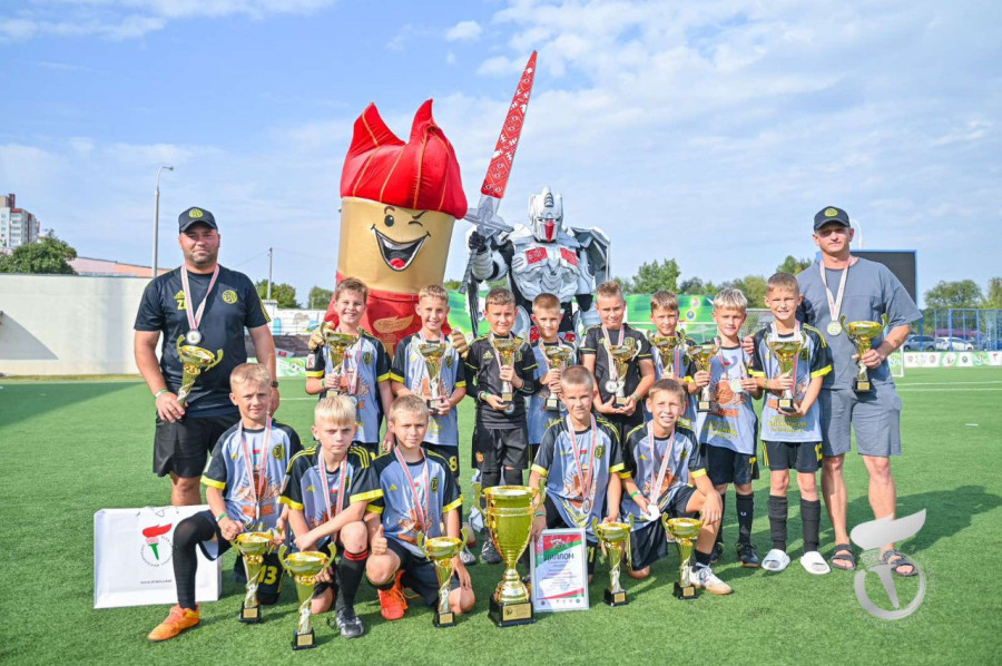 «Юни» Бобруйск, слева тренер Игорь Захаров.