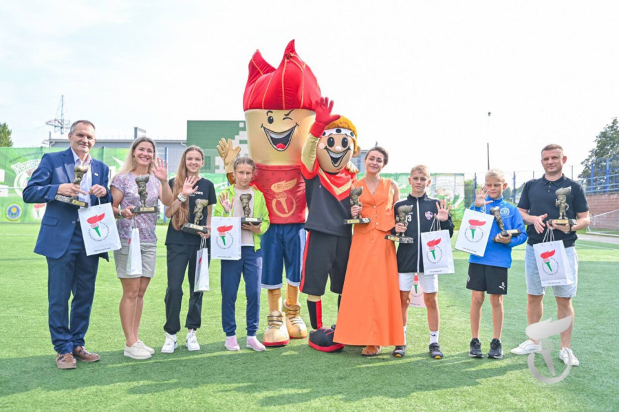 Кристина Солонович (в желтом) нажонглировала 171 раз!