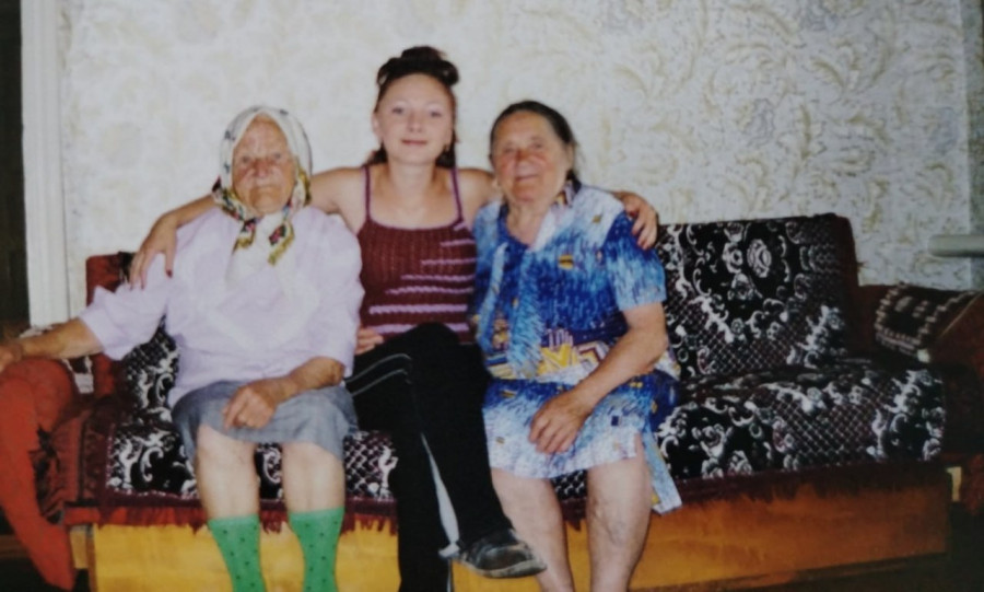 2003 г. Лоев. Анна Макаровна Пименова с правнучкой Светланой и невесткой Лидией Сергеевной.