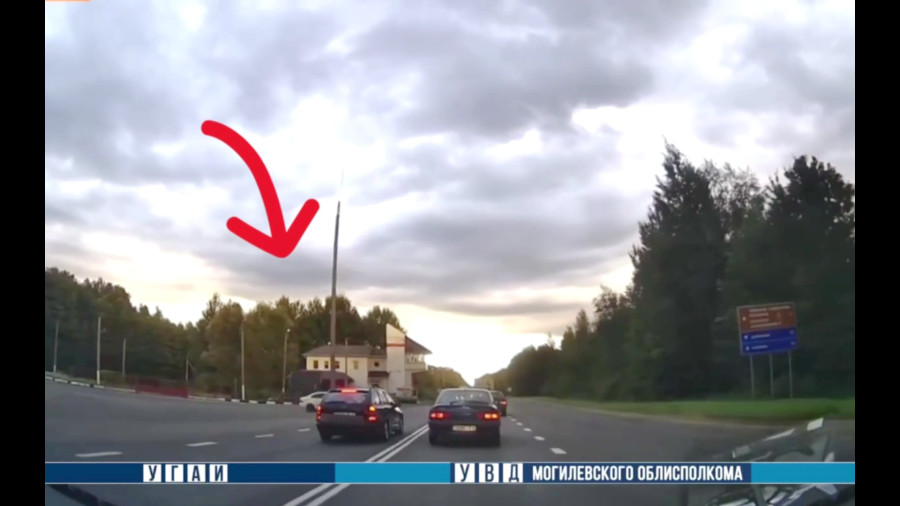 На въезде в Бобруйск Мercedes обгонял через «двойную сплошную» (видео)