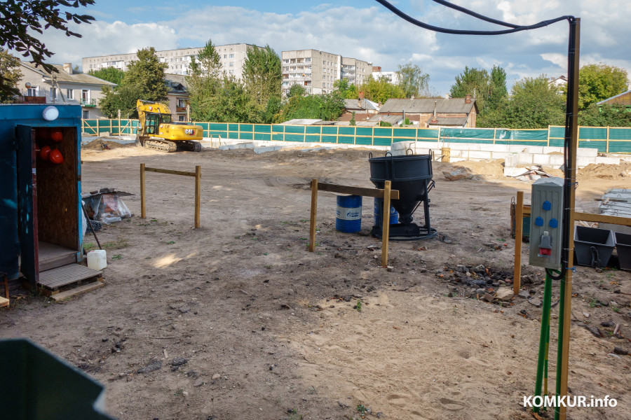 08.09.2025. Бобруйск, Московская улица. Котлован на месте бывших школьных производственных мастерских