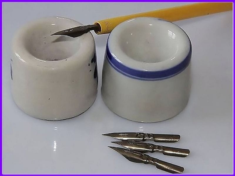 Чернильница-непроливайка и перьевые ручки. Фото из открытых интрнет-источников.