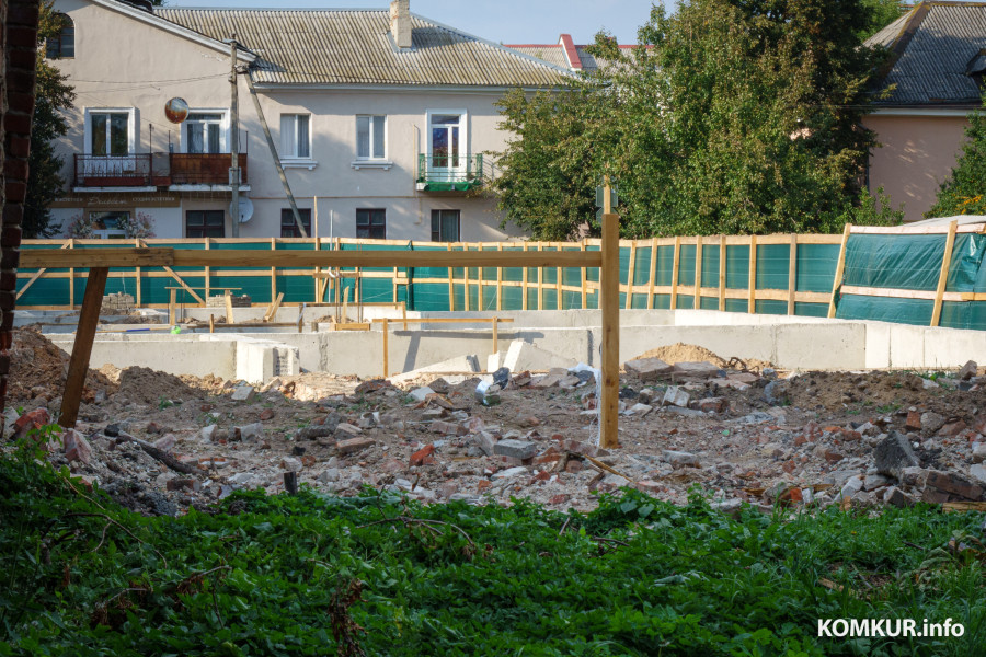 08.09.2025. Бобруйск, Московская улица. Котлован на месте бывших школьных производственных мастерских