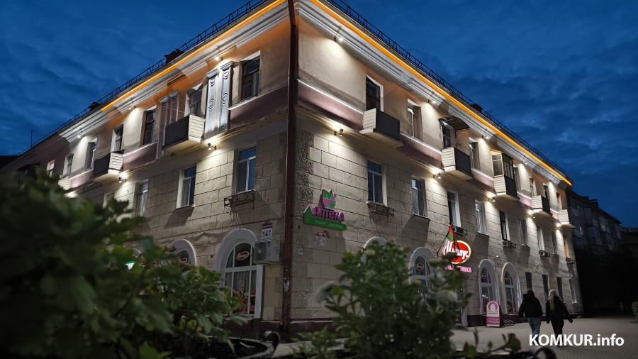 Трехэтажки на Минской украсят фасадной подсветкой. Один дом уже «включили»