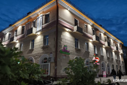 Трехэтажки на Минской украсят фасадной подсветкой. Один дом уже «включили»