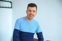 «Хочу глухим людям передать чувства, эмоции, текст». Как бобруйчанин с потерей слуха поет руками