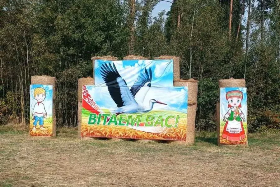 Сельскохозяйственные организации украшают Бобруйский район креативными соломенными композициями. Фото: tribunapracy.by.