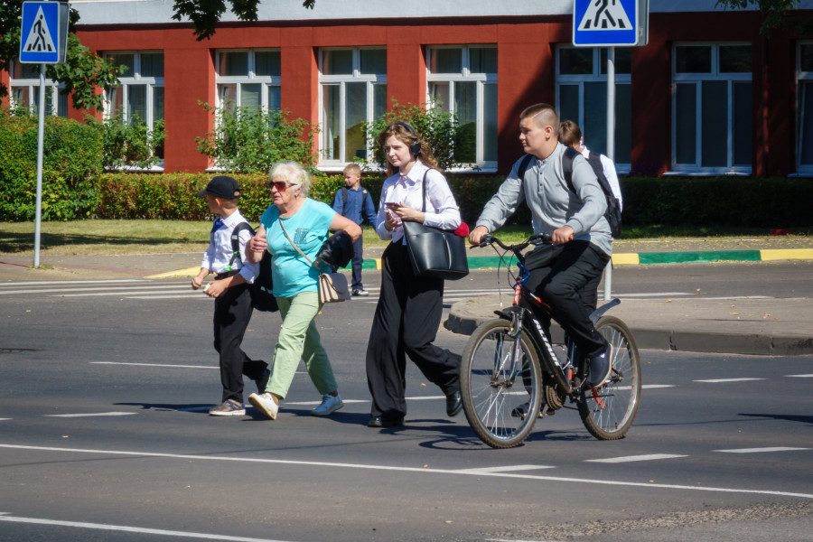 02.09.2025. Ленинский район. По новой редакции ПДД велосипедисты и самокатчики должны спешиваться на пешеходных переходах.