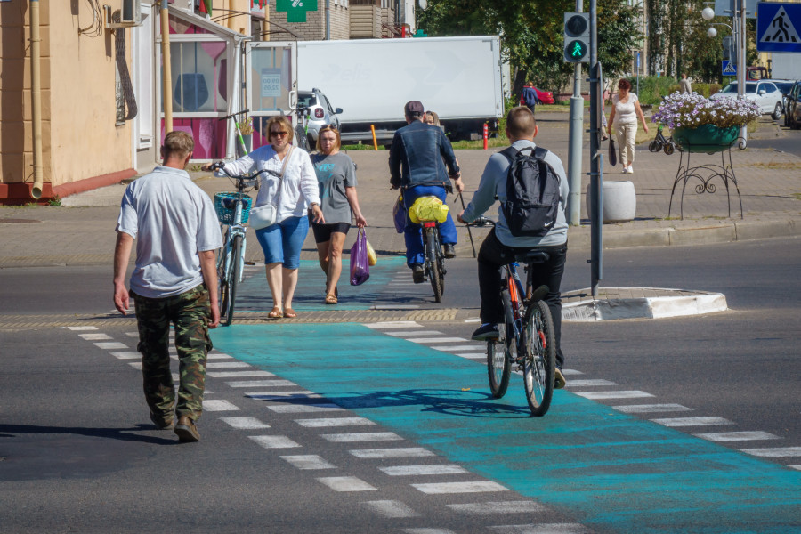 02.09.2025. Ленинский район. По новой редакции ПДД велосипедисты и самокатчики должны спешиваться на пешеходных переходах.