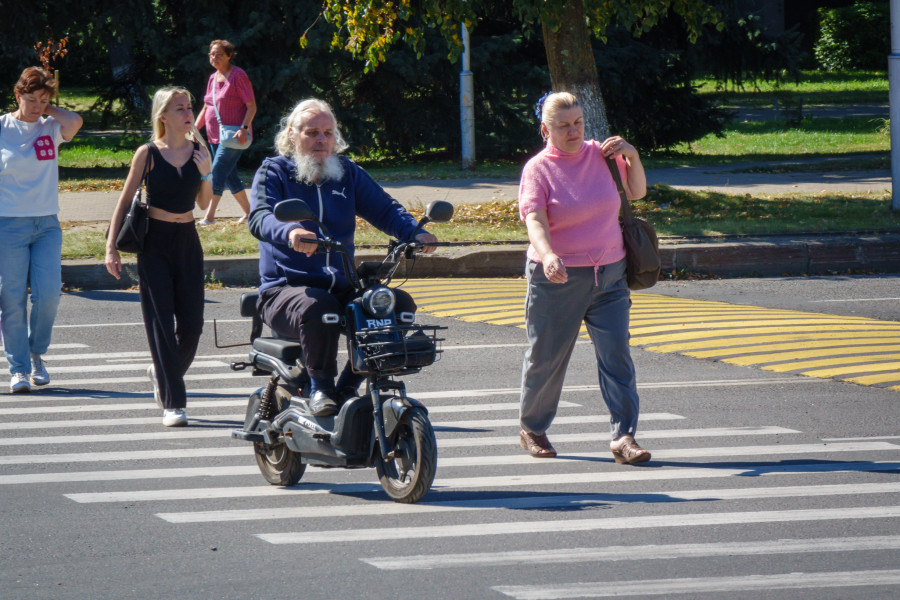 02.09.2025. Ленинский район. По новой редакции ПДД велосипедисты и самокатчики должны спешиваться на пешеходных переходах.