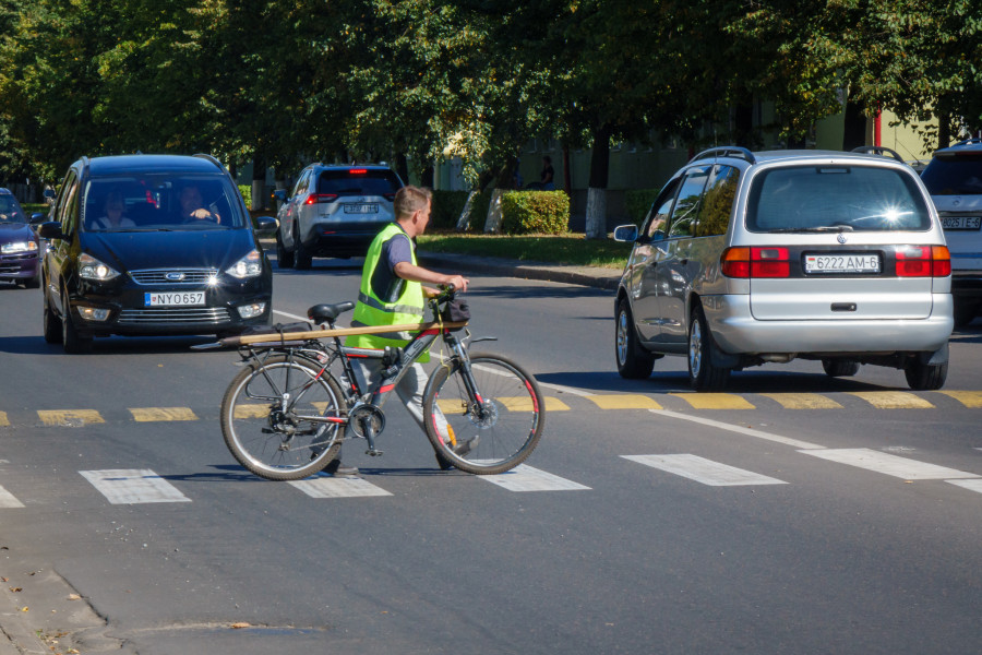 02.09.2025. Ленинский район. По новой редакции ПДД велосипедисты и самокатчики должны спешиваться на пешеходных переходах.