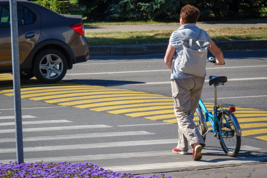 02.09.2025. Ленинский район. По новой редакции ПДД велосипедисты и самокатчики должны спешиваться на пешеходных переходах.