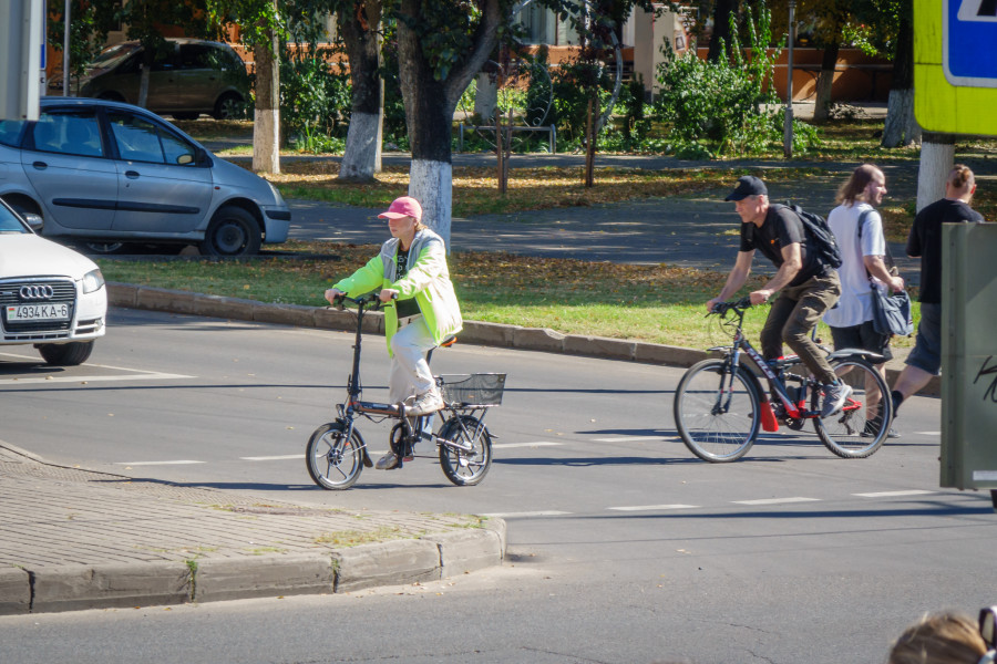 02.09.2025. Ленинский район. По новой редакции ПДД велосипедисты и самокатчики должны спешиваться на пешеходных переходах.
