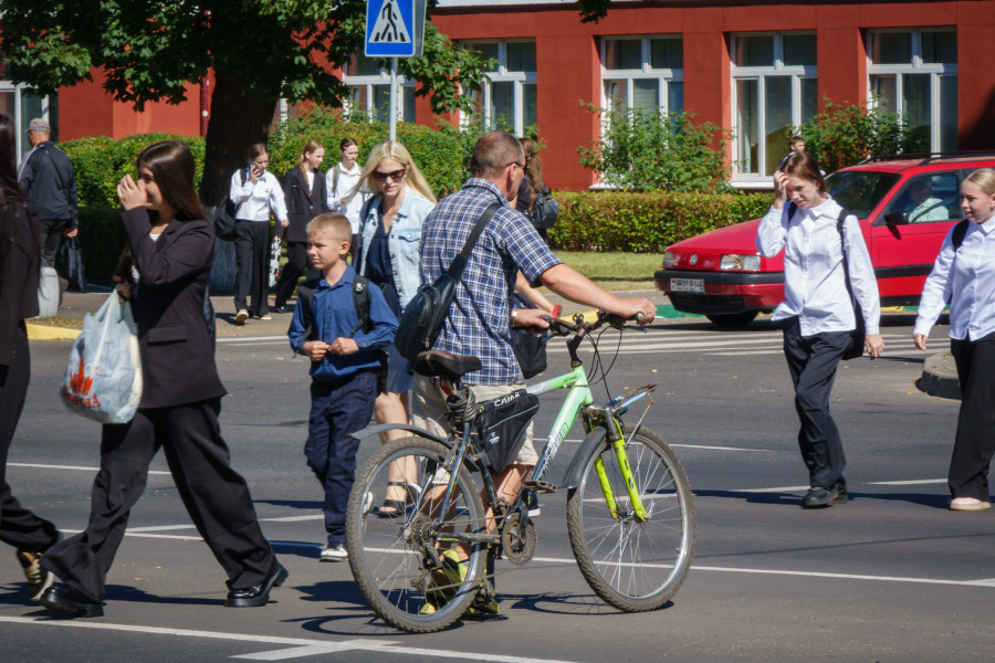02.09.2025. Ленинский район. По новой редакции ПДД велосипедисты и самокатчики должны спешиваться на пешеходных переходах.