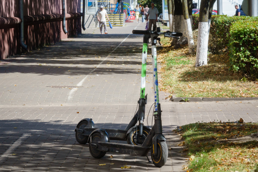 02.09.2025. Ленинский район. По новой редакции ПДД велосипедисты и самокатчики должны спешиваться на пешеходных переходах.