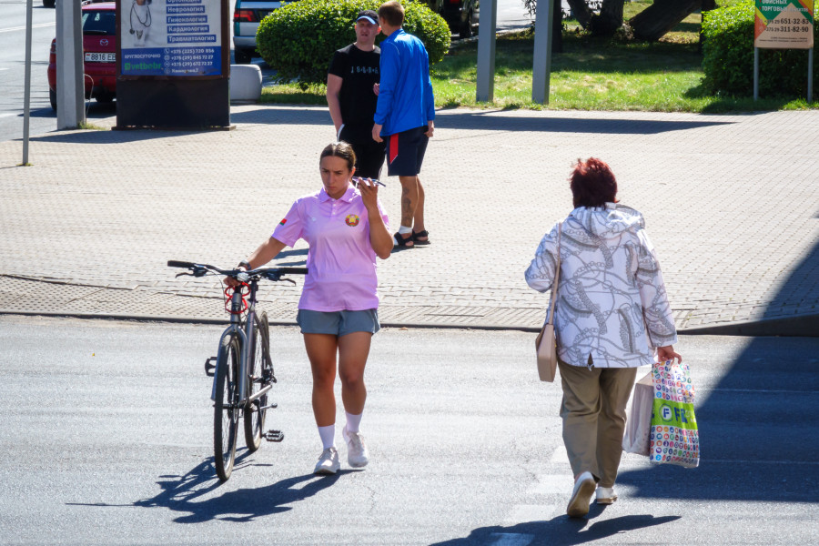 02.09.2025. Ленинский район. По новой редакции ПДД велосипедисты и самокатчики должны спешиваться на пешеходных переходах.