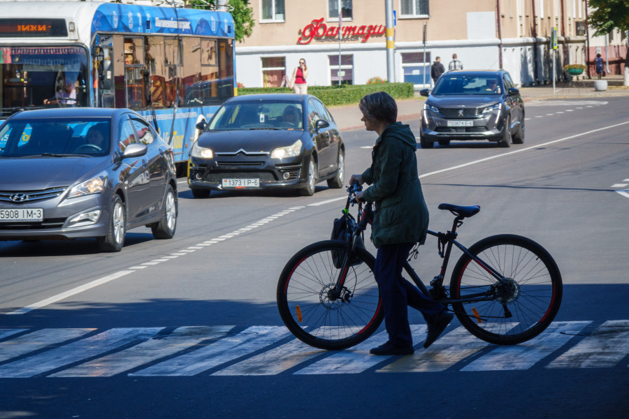 02.09.2025. Ленинский район. По новой редакции ПДД велосипедисты и самокатчики должны спешиваться на пешеходных переходах.