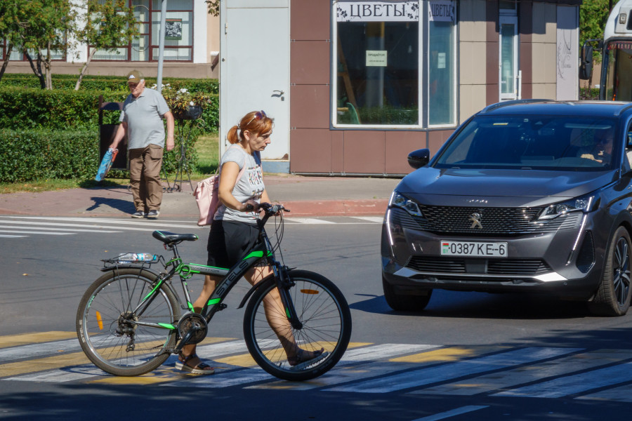 02.09.2025. Ленинский район. По новой редакции ПДД велосипедисты и самокатчики должны спешиваться на пешеходных переходах.