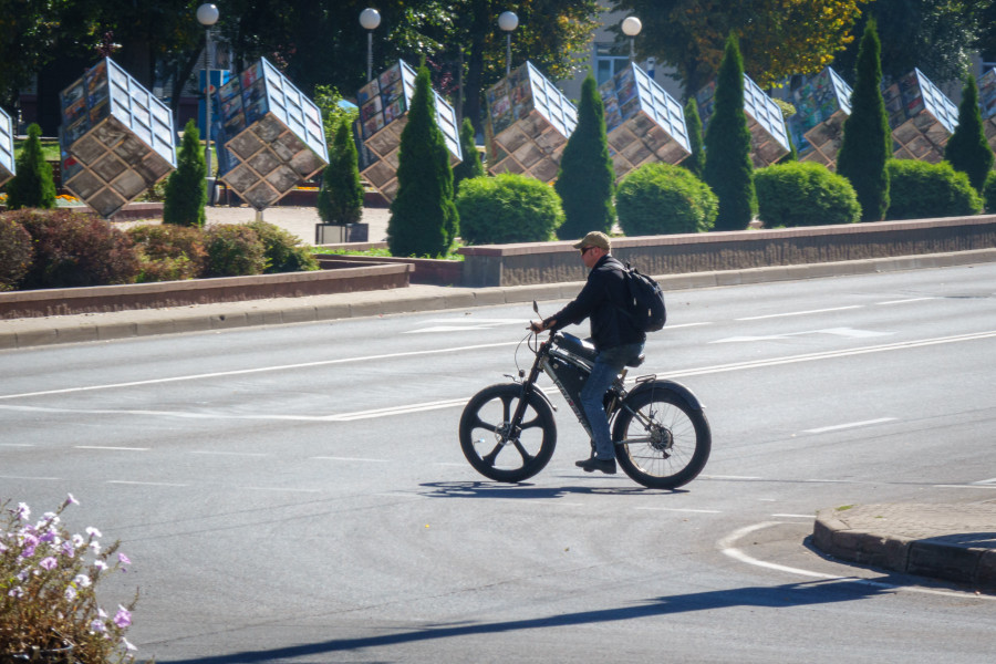 02.09.2025. Ленинский район. По новой редакции ПДД велосипедисты и самокатчики должны спешиваться на пешеходных переходах.