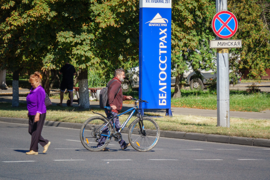 02.09.2025. Ленинский район. По новой редакции ПДД велосипедисты и самокатчики должны спешиваться на пешеходных переходах.