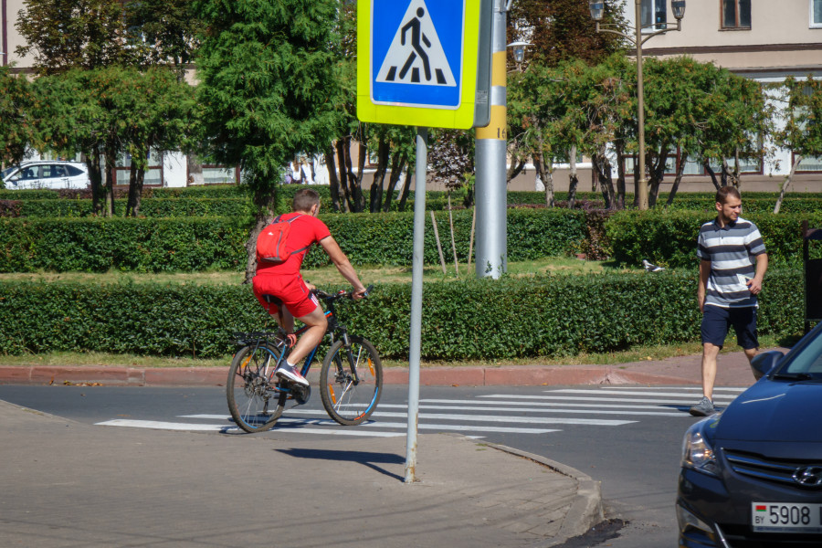 02.09.2025. Ленинский район. По новой редакции ПДД велосипедисты и самокатчики должны спешиваться на пешеходных переходах.