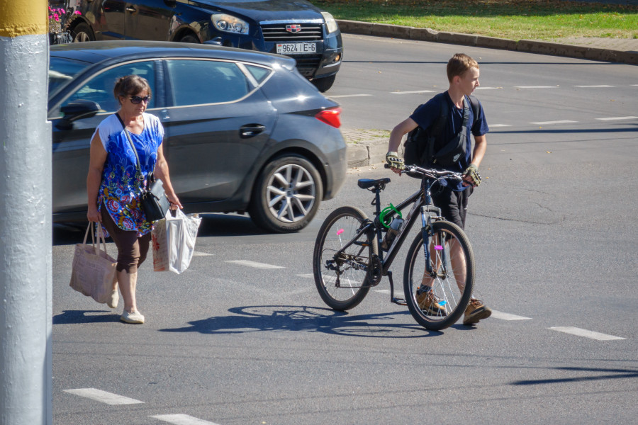 02.09.2025. Ленинский район. По новой редакции ПДД велосипедисты и самокатчики должны спешиваться на пешеходных переходах.