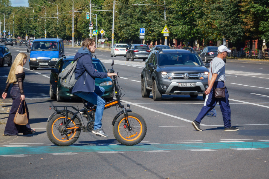 02.09.2025. Ленинский район. По новой редакции ПДД велосипедисты и самокатчики должны спешиваться на пешеходных переходах.